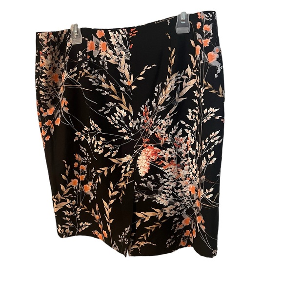 A Talbots floral skirt in size 16 - Picture 6 of 6